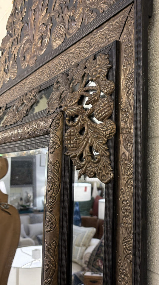 VINTAGE ORNATE BLACK AND GOLD MIRROR