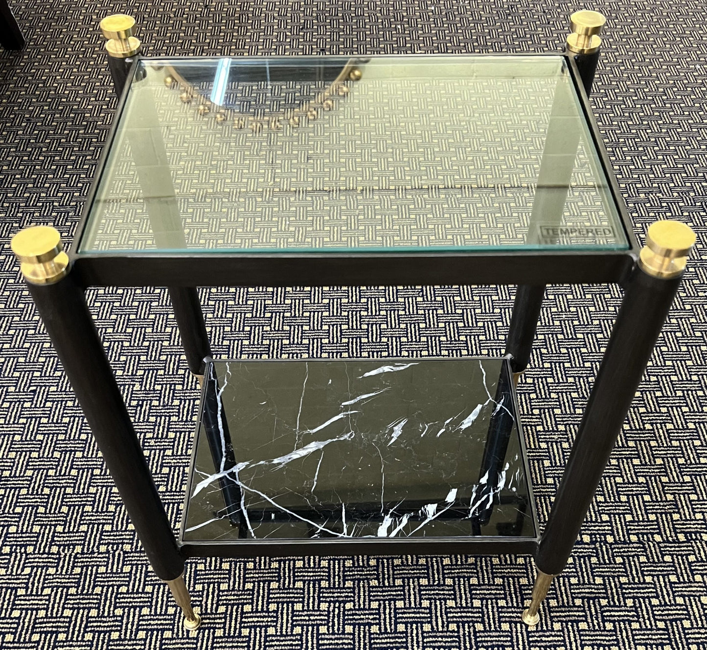 MODERN ACCENT END TABLE.