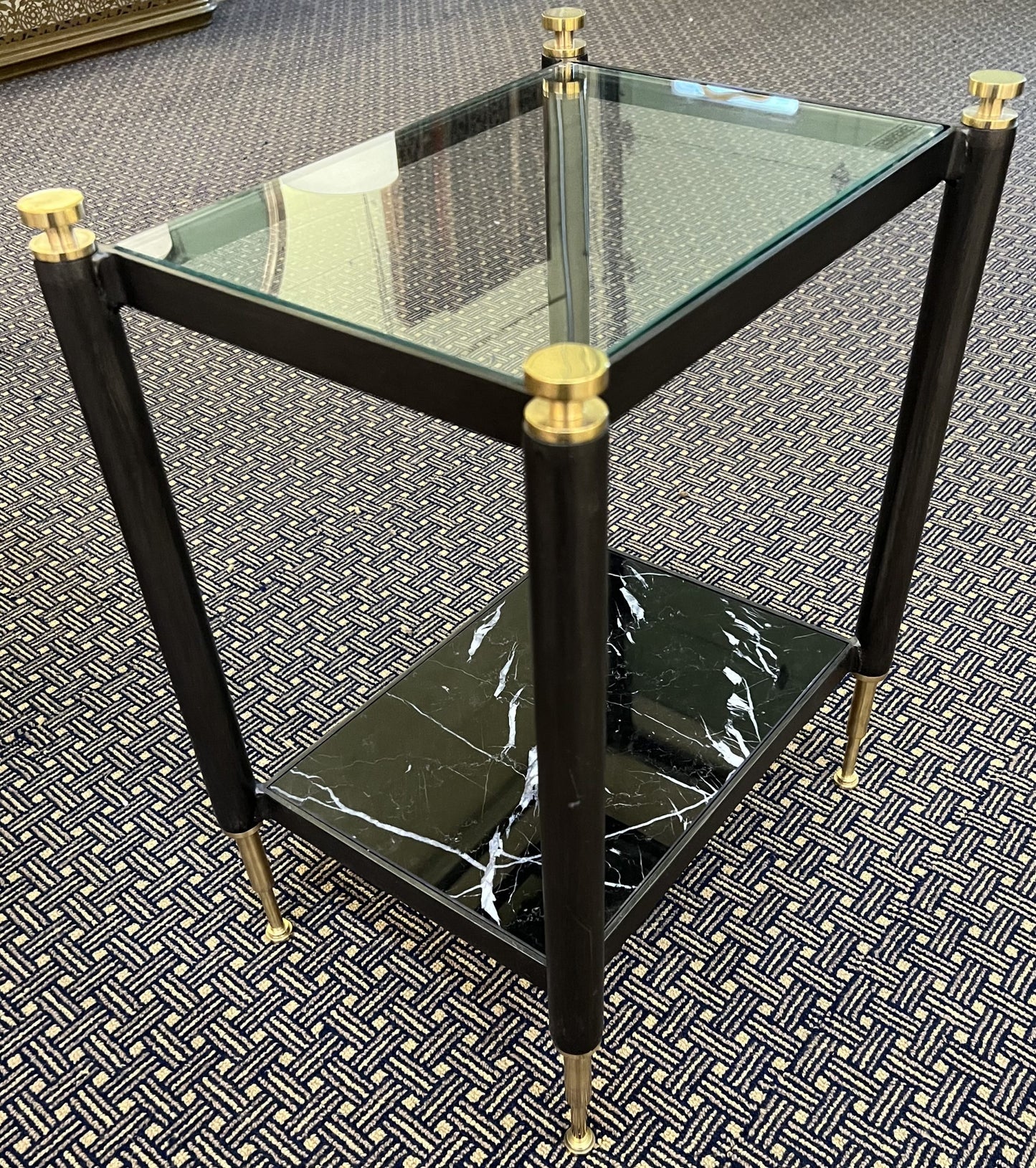 MODERN ACCENT END TABLE.